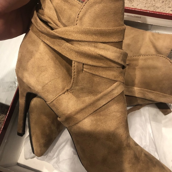 Breckelle's Women Faux Suede Pointy Toe Wraparound - Picture 4 of 5